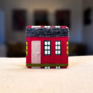 Mørkerødt viklehus med gråt tag