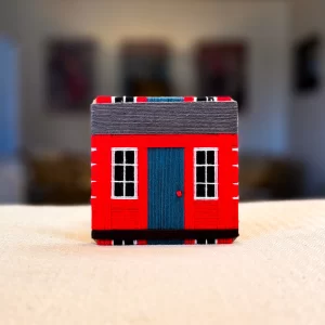 Rødt viklehus med gråt tag